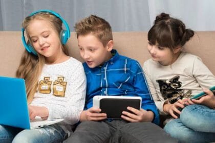 أوروبا تتجه لحظر «السوشيال ميديا» على الأطفال.. تشريع جديد يشعل الجدل