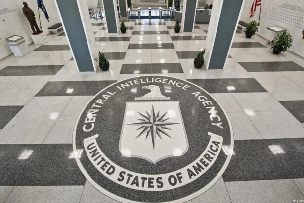 مصدران: المخابرات الأمريكية ترجّح صعود متشددين من الحرس الثوري حال مقتل خامنئي