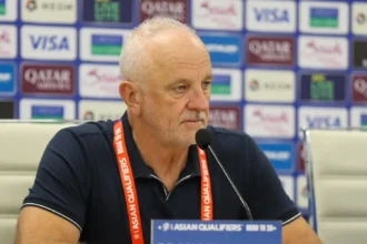 مدرب العراق يطالب فيفا بتأجيل ملحق كأس العالم.. ويطرح سيناريو التأهل بدلًا من إيران