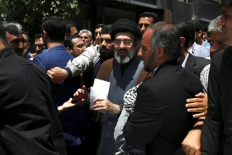 خلافة المرشد تحت القصف: هل اختير مجتبى خامنئي فعلًا؟