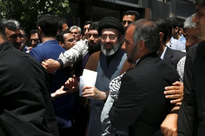 خلافة المرشد تحت القصف: هل اختير مجتبى خامنئي فعلًا؟