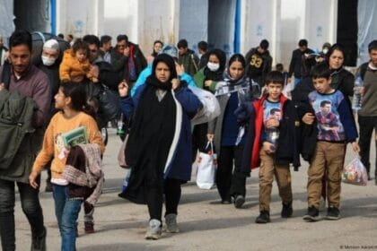 نزوح أكثر من 3 ملايين إيراني في 13 يوما.. مفوضية اللاجئين تحذر من "انفجار إنساني" جراء الحرب