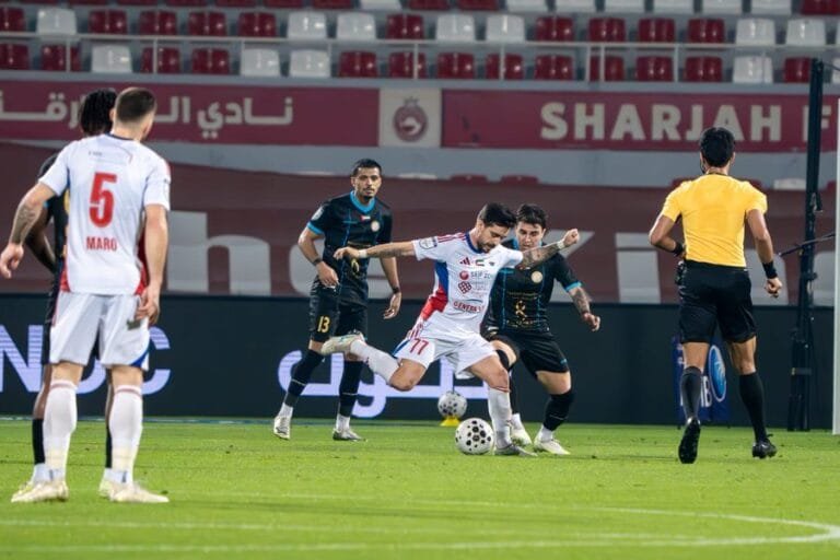 الشارقة يكتسح دبا برباعية ويعود للانتصارات في الدوري الإماراتي للمحترفين