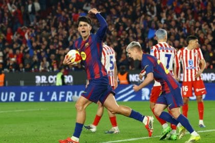 برشلونة يودع كأس ملك إسبانيا رغم الفوز على أتلتيكو مدريد بثلاثية.. و"الروخي بلانكوس" إلى النهائي