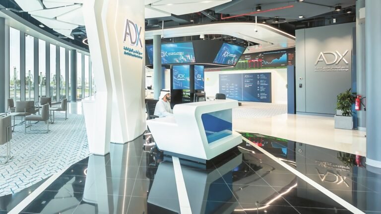 111.8 مليار درهم مكاسب الأسهم المحلية