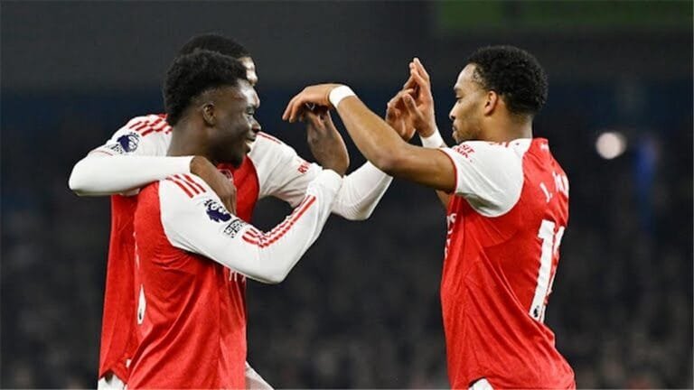 Arsenal defeats Brighton and tightens its grip on the top spot in the Premier League.