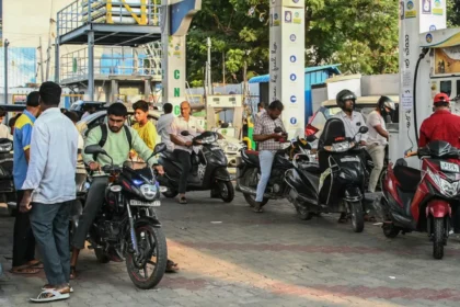 Fuel crisis in India: Long queues and people sleeping outside gas stations
