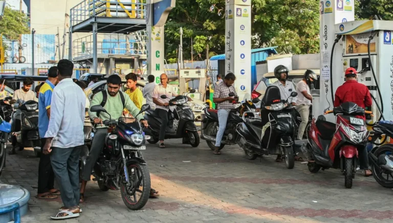 Fuel crisis in India: Long queues and people sleeping outside gas stations