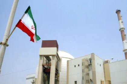 إخلاء عاجل من بوشهر.. روسيا تسحب موظفيها من قلب المنشأة النووية الإيرانية