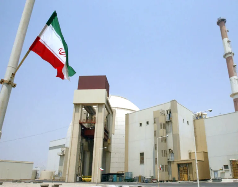 إخلاء عاجل من بوشهر.. روسيا تسحب موظفيها من قلب المنشأة النووية الإيرانية