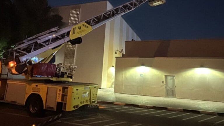 المكتب الإعلامي لحكومة دبي: إخماد حريق محدود بمحيط القنصلية الأمريكية بعد استهداف بطائرة مسيّرة دون إصابات