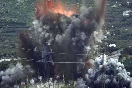 إسرائيل تقصف جسراً حيوياً في جنوب لبنان وسط تصعيد عسكري