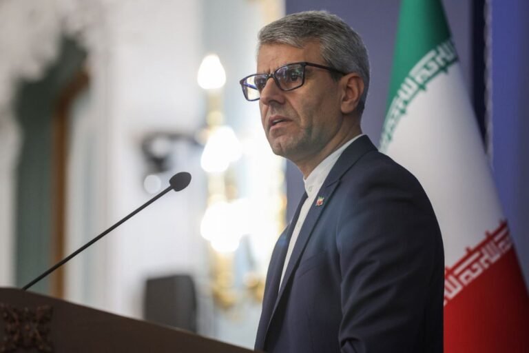 طهران تنفي إجراء مفاوضات مباشرة مع واشنطن وتصف المقترحات الأمريكية بـ"المبالغ فيها"