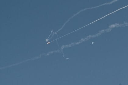 إصابتان في دبي جراء شظايا طائرات مسيّرة تهدد الأحياء السكنية