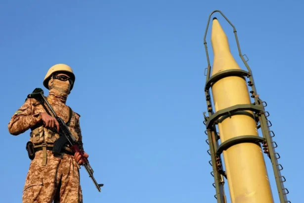 Iran raises its alert level to maximum in anticipation of an imminent US strike