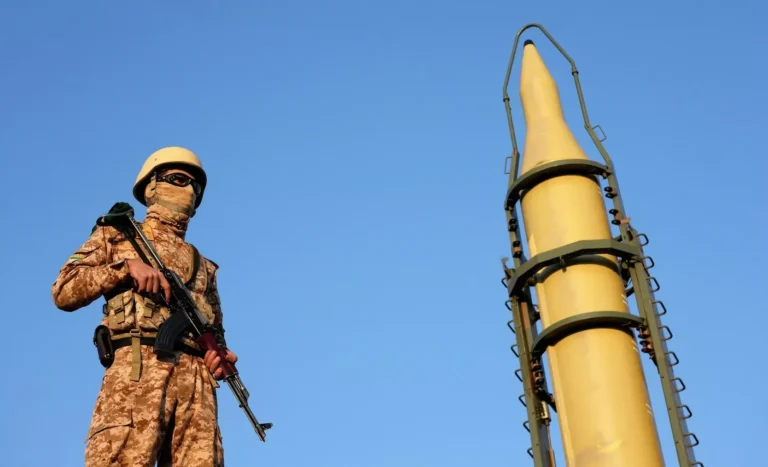 Iran raises its alert level to maximum in anticipation of an imminent US strike