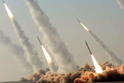 إيران تعلن إطلاق موجة صاروخية باتجاه إسرائيل