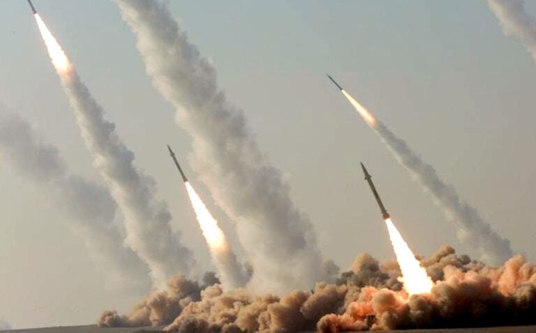 إيران تعلن إطلاق موجة صاروخية باتجاه إسرائيل