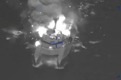 القيادة الوسطى الأميركية تنشر صوراً لاستهداف سفن حربية إيرانية