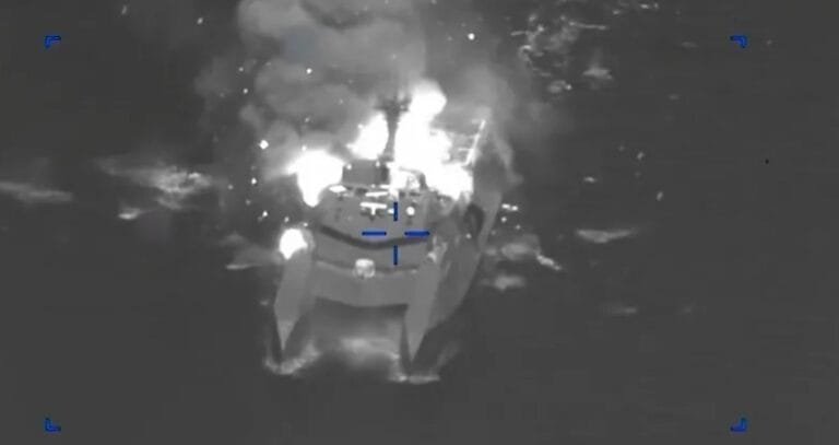 القيادة الوسطى الأميركية تنشر صوراً لاستهداف سفن حربية إيرانية