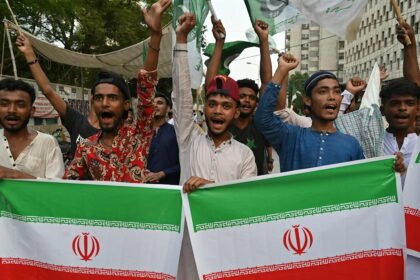 اغتيال خامنئي يشعل الشارع الباكستاني.. احتجاجات عارمة تضع إسلام آباد في مأزق أمني