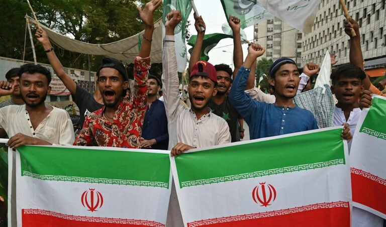 اغتيال خامنئي يشعل الشارع الباكستاني.. احتجاجات عارمة تضع إسلام آباد في مأزق أمني