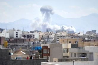 الجيش الإسرائيلي يستهدف حاميات عسكرية ومنشآت حكومية في عمق إيران