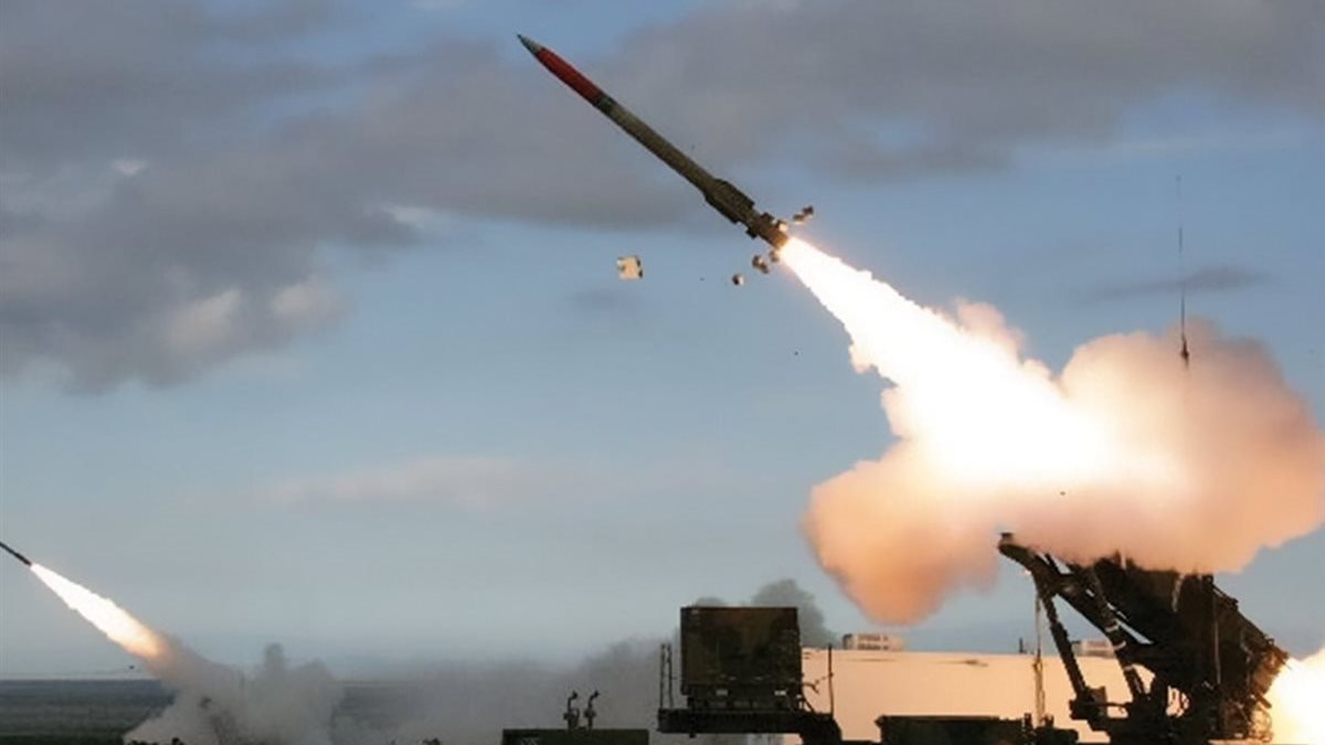 Tehran escalates tensions in the Gulf: Revolutionary Guard targets two ships and a US base