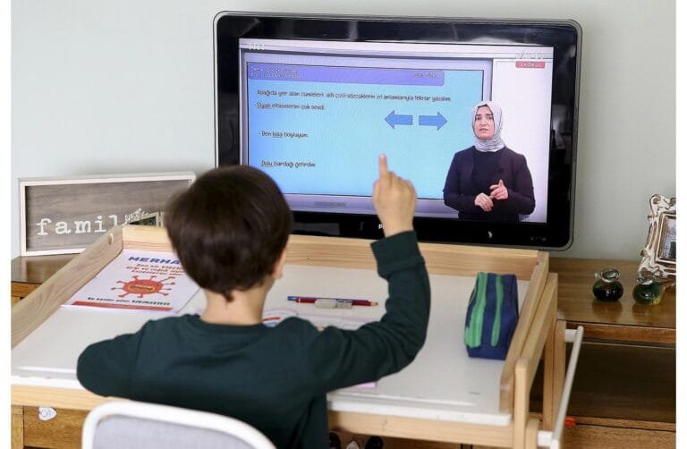 الإمارات تعلن استمرار الدراسة عن بعد حتى الجمعة بسبب الظروف الراهنة