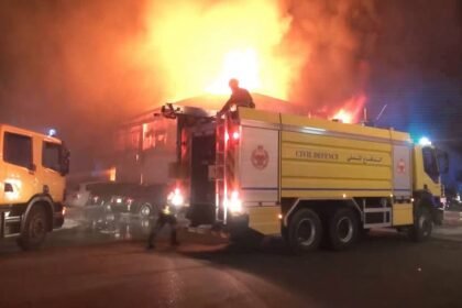 الدفاع المدني البحريني يسيطر على حريق في منشأة حيوية إثر عدوان إيراني
