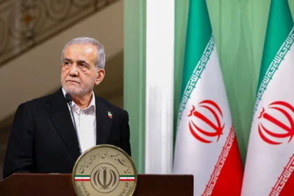 الرئيس الإيراني يحسم الجدل: لا مبادرات سياسية دون ضوء أخضر من المرشد