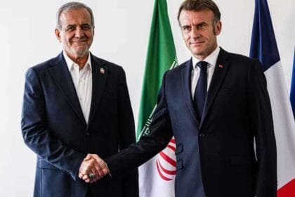 الرئيس الإيراني يبحث هاتفيا مع نظيره الفرنسي التطورات الإقليمية