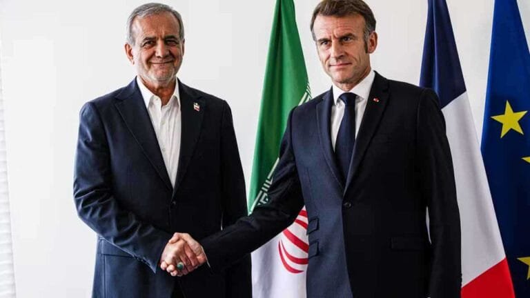 الرئيس الإيراني يبحث هاتفيا مع نظيره الفرنسي التطورات الإقليمية