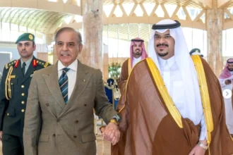 الرياض: رئيس وزراء باكستان يصل السعودية لبحث التصعيد الإقليمي