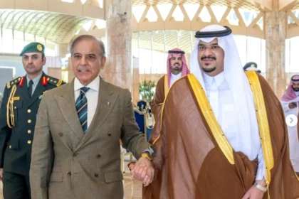 الرياض: رئيس وزراء باكستان يصل السعودية لبحث التصعيد الإقليمي