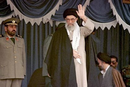 إيران: اسم خامنئي سيبقى زعيماً رسمياً مع اختيار خليفة جديد