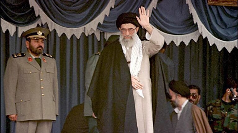 إيران: اسم خامنئي سيبقى زعيماً رسمياً مع اختيار خليفة جديد