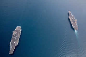 المضائق على صفيح ساخن.. إيران تلوّح وأميركا ترفع السقف العسكري