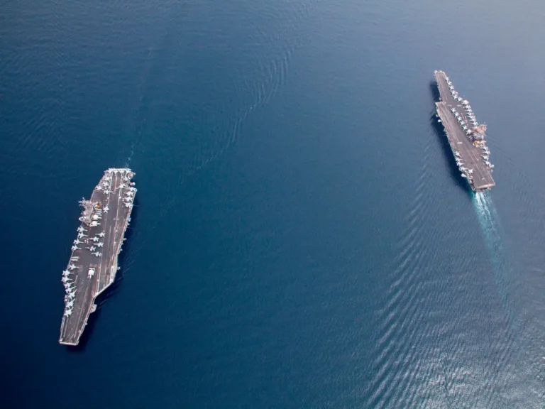 المضائق على صفيح ساخن.. إيران تلوّح وأميركا ترفع السقف العسكري