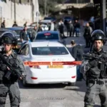 وقوف الشرطة الإسرائيلية أمام متظاهرون في تل أبيب خلال احتجاجات ضد الحرب وسط تدخل أمني.