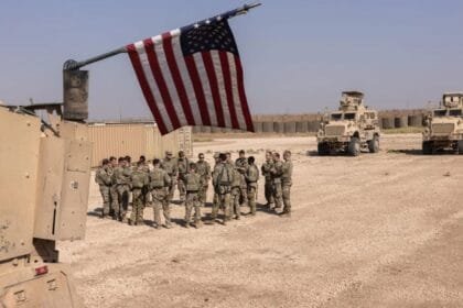 القيادة المركزية الأمريكية: إيران تطلق صواريخ ومسيرات من مناطق مكتظة بالسكان