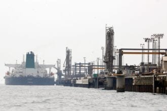 النفط الإيراني يبحر أخيرًا.. واشنطن تمنح تصريحًا مؤقتًا للتسليم والبيع