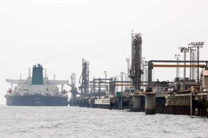 النفط الإيراني يبحر أخيرًا.. واشنطن تمنح تصريحًا مؤقتًا للتسليم والبيع