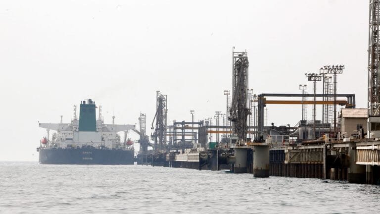 النفط الإيراني يبحر أخيرًا.. واشنطن تمنح تصريحًا مؤقتًا للتسليم والبيع