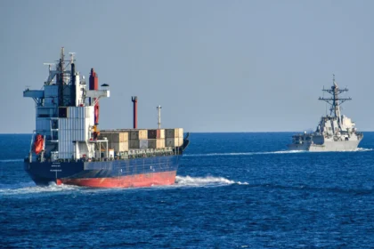 الولايات المتحدة تفكر في مرافقة السفن بمضيق هرمز ضمن تحالف دولي