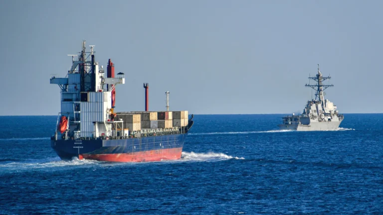 الولايات المتحدة تفكر في مرافقة السفن بمضيق هرمز ضمن تحالف دولي