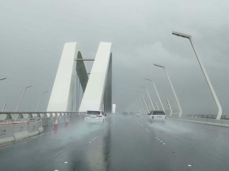 طقس الإمارات.. حالة جوية غير مستقرة وأمطار غزيرة على الدولة حتى السبت