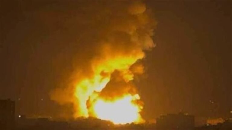 تصاعد الدخان بعد انفجار في أصفهان داخل مستودع ذخيرة.