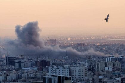 انفجارات تهز إيران.. صواريخ تضرب خرم آباد ودوي قوي في قم