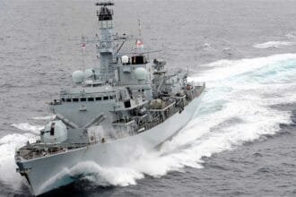 بريطانيا ترسل بارجة ومروحيات إلى الشرق الأوسط